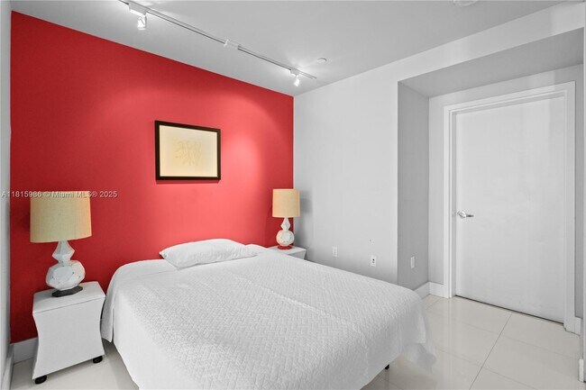 Building Photo - 900 Biscayne Blvd