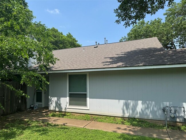 Building Photo - 2108 Redwing Way