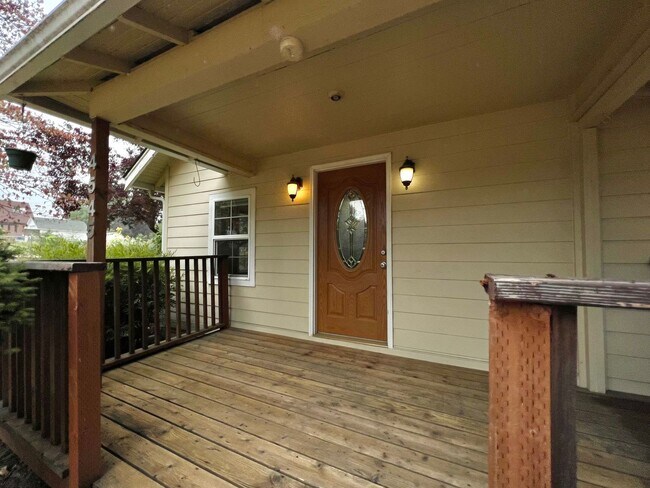 Building Photo - Outdoor Oasis: Charming 3 Bed 2 Bath House!