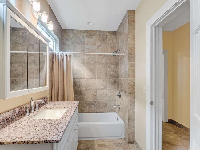 Foto del edificio - Gorgeous 3 BR FURNISHED Lower-Level Duplex