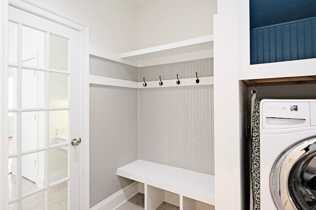 Foto del edificio - Pet-Friendly 4 Bedroom Home in Forest Lakes South