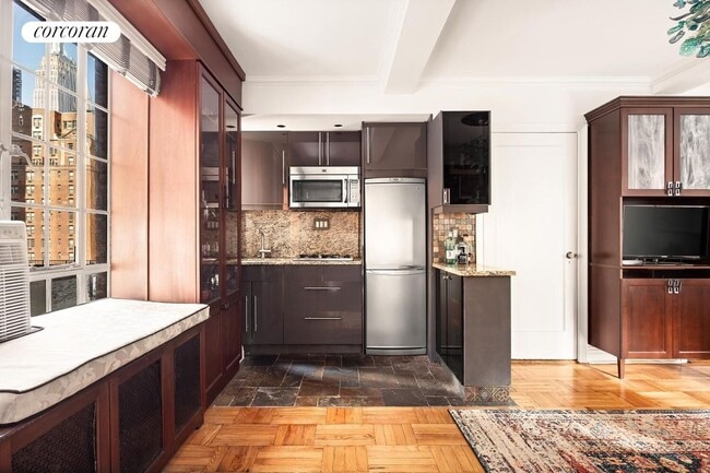 Building Photo - 140 E 40th St