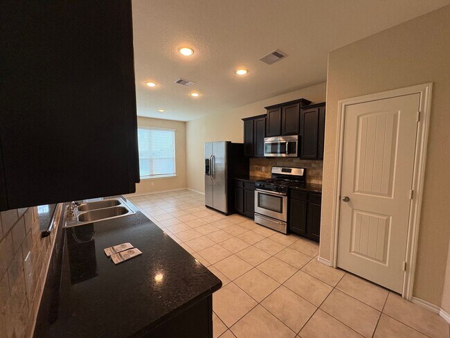 Foto del edificio - 4B2.5B Warm & Spacious Home in Remington R...