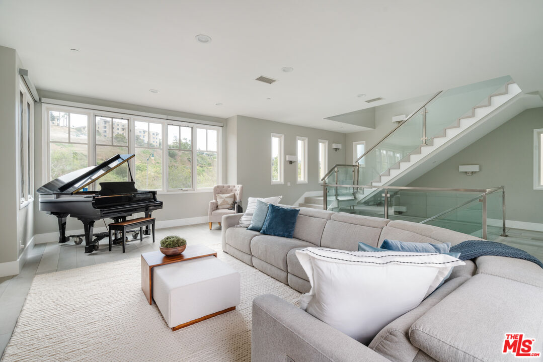 Foto principal - 13065 Bluff Creek Dr