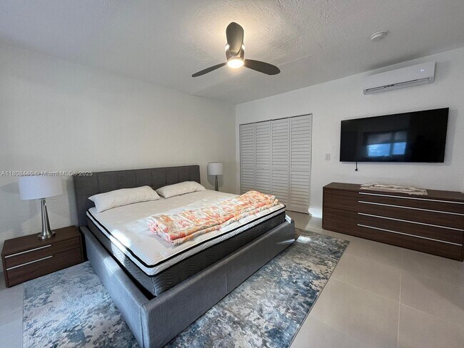 Foto del edificio - 8989 Byron Ave