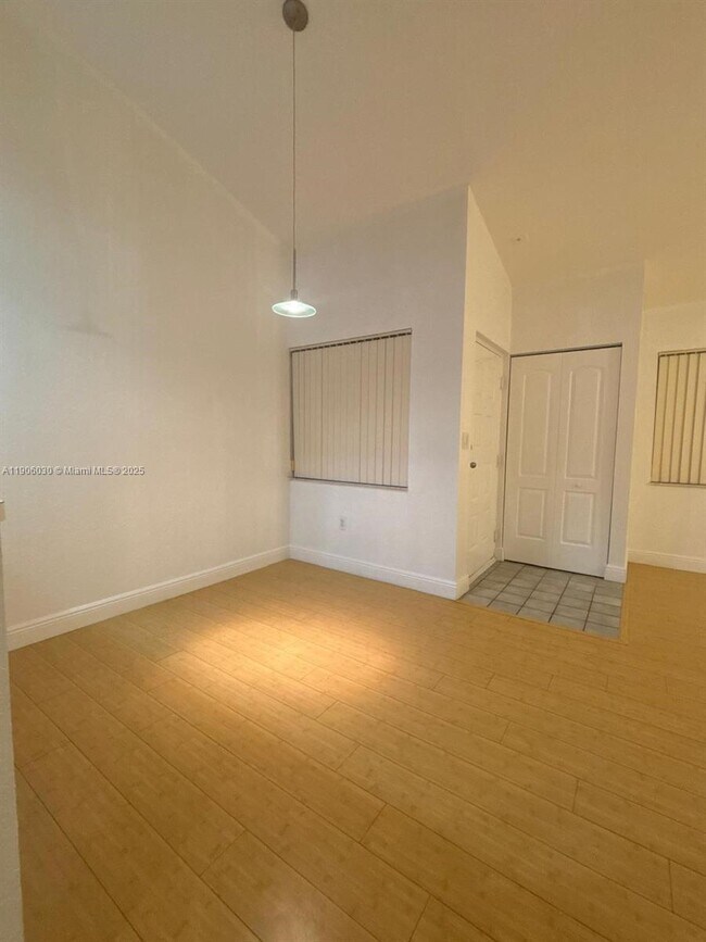 Foto del edificio - 2831 N Oakland Forest Dr