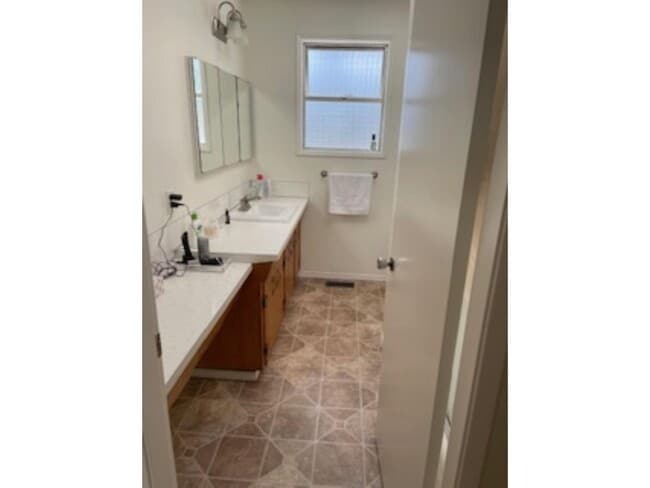 Photo du bâtiment - 15568 Thrift Ave