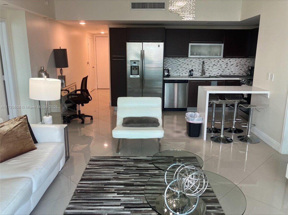 Primary Photo - 950 Brickell Bay Dr