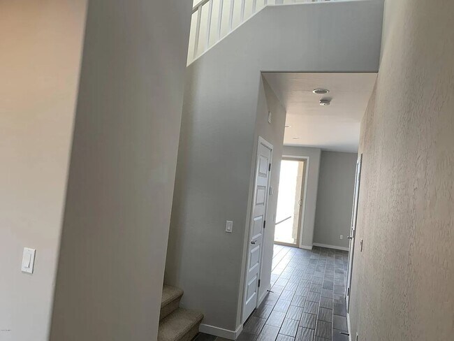Foto del edificio - 715 N Sparrow Dr