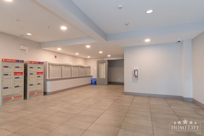 Photo du bâtiment - 2 - Bed + 2 - Bath + Den Ground Level Cond...