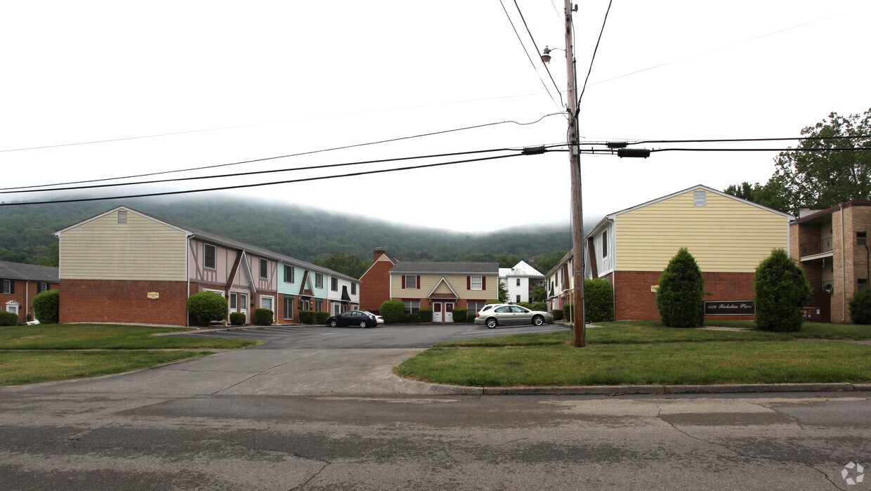 Primary Photo - Richelieu Place Apartments