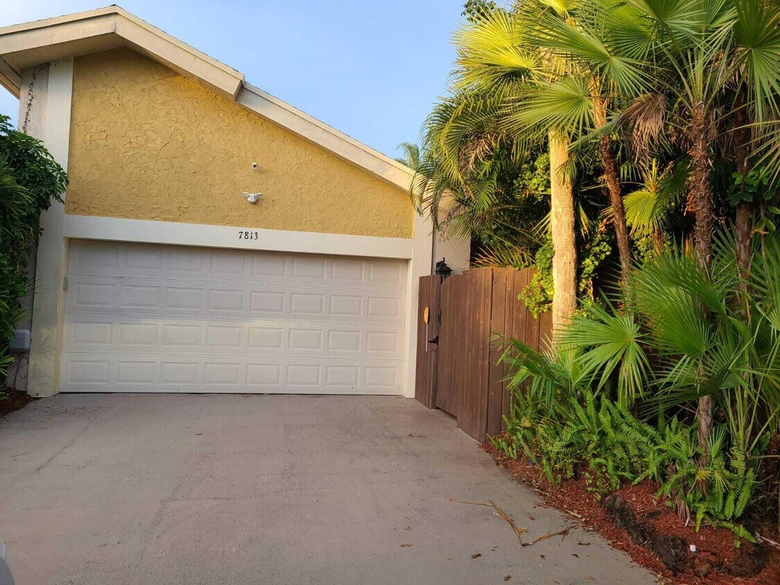 Foto principal - 7813 Kenway Pl W