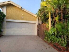 Building Photo - 7813 Kenway Pl W