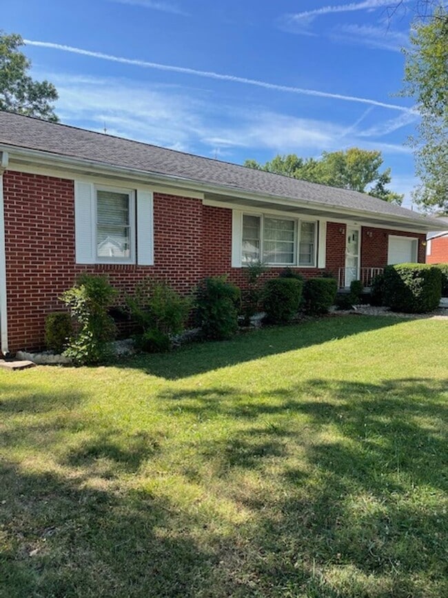 Maryville 37804 - 3 bedroom, 2 bath ranch home - Contact Debra Johnson (865) 591-8281 - Maryville 37804 - 3 bedroom, 2 bath ranch home - Contact Debra Johnson (865) 591-8281