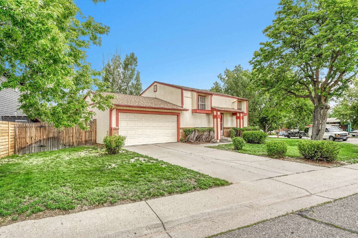 Foto principal - $2,495 - 3 Bed, 2 Bath Home in Aurora with...