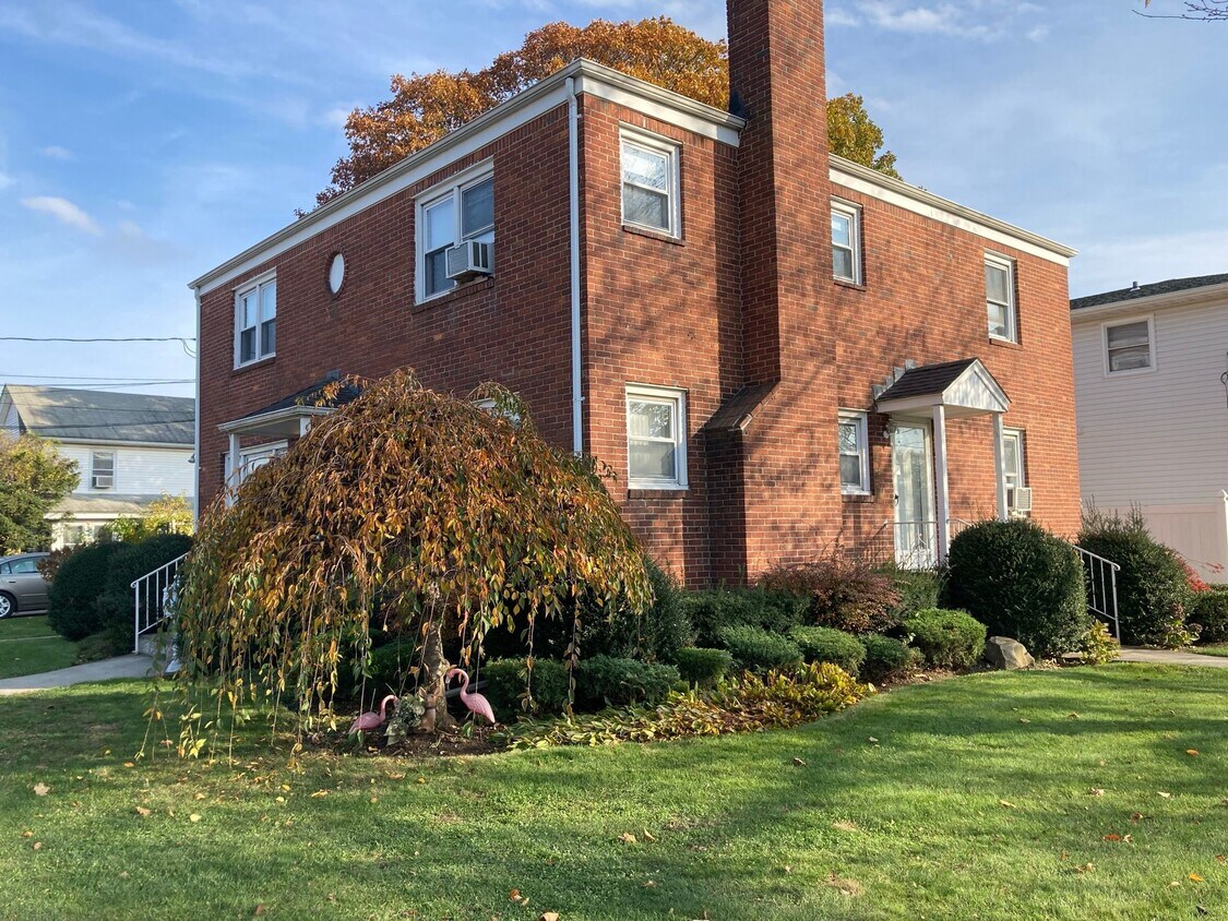 11 Jerome Ave, Mineola, NY 11501 Room for Rent in Mineola, NY