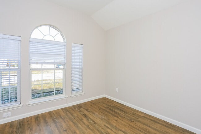 Building Photo - 201 Meadow Lark Ln