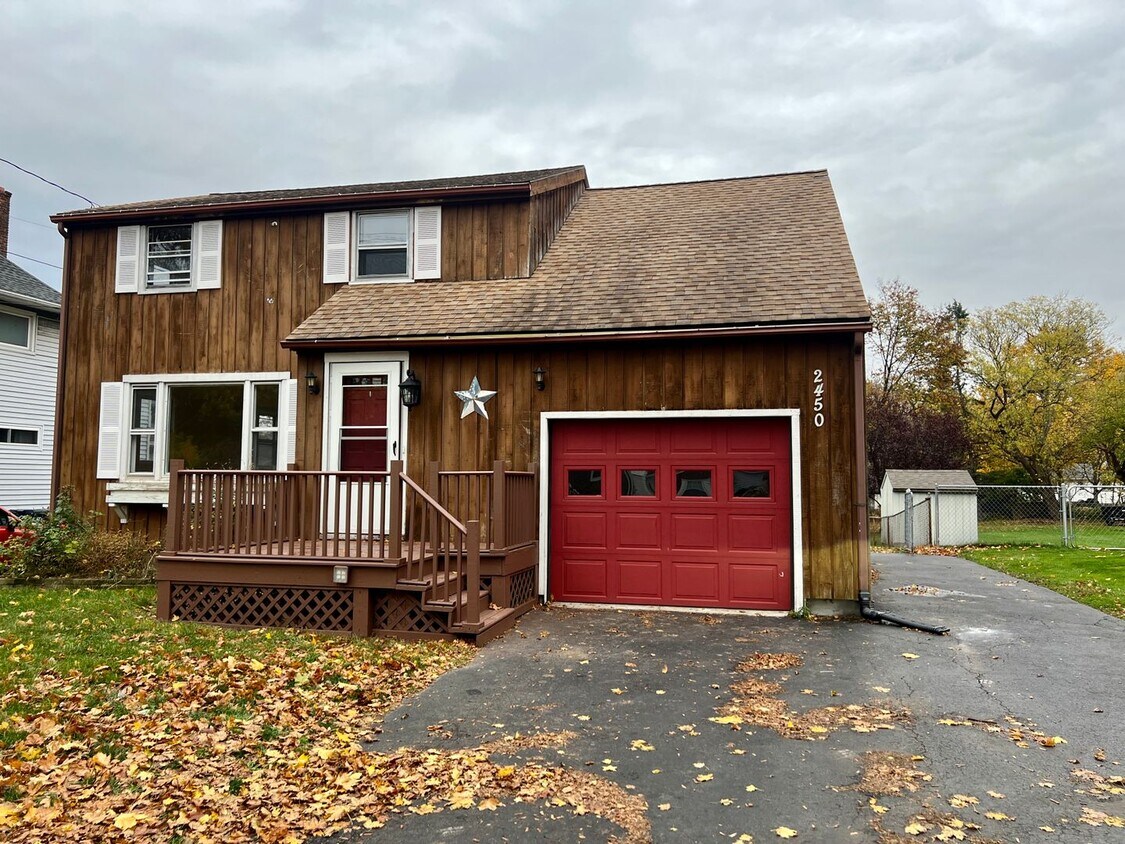 Primary Photo - Spacious 3-bedroom, 1.5-bath Colonial in E...