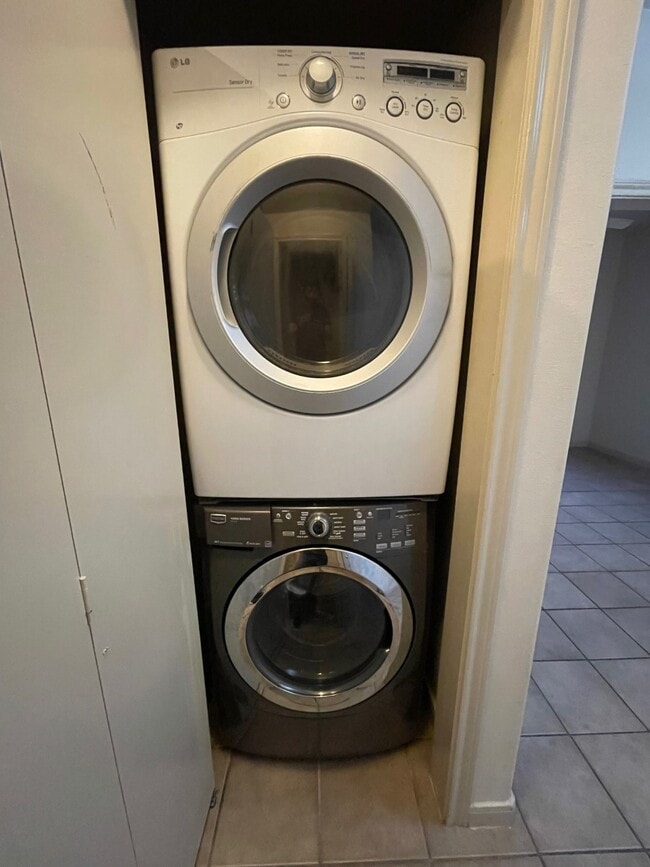 Washer Dryer - 2445 Monarch Dr