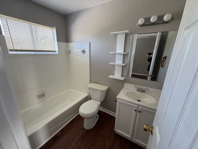 Building Photo - 908 4th Ave W