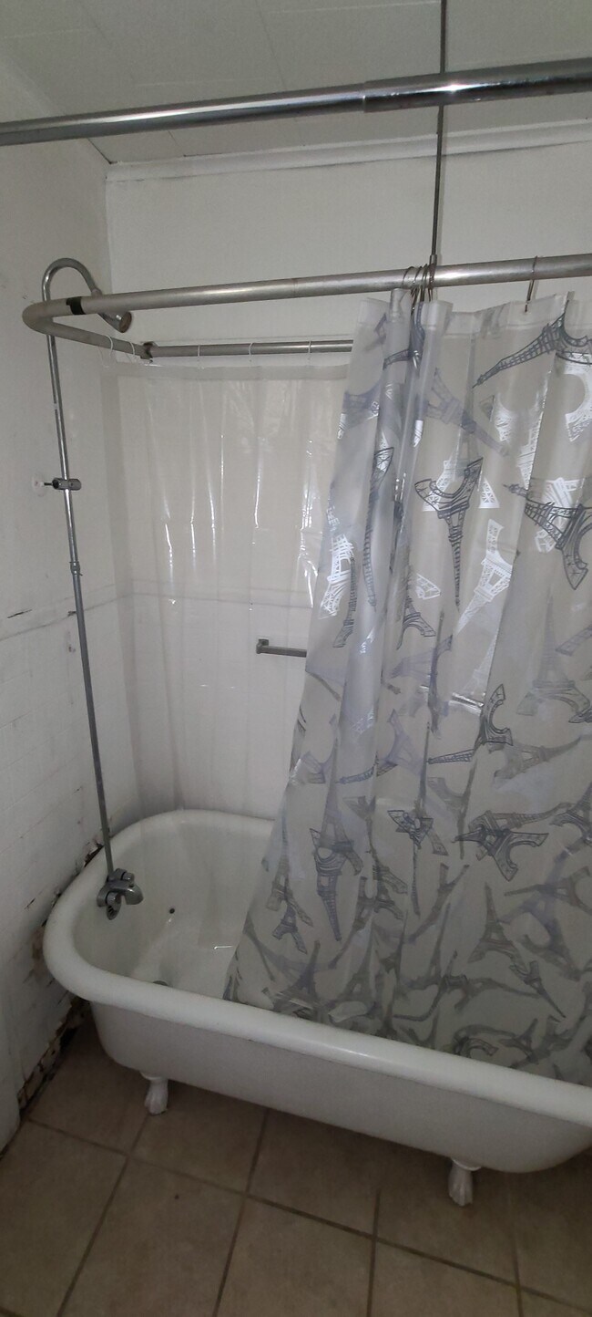 Bathroom - 122 William St
