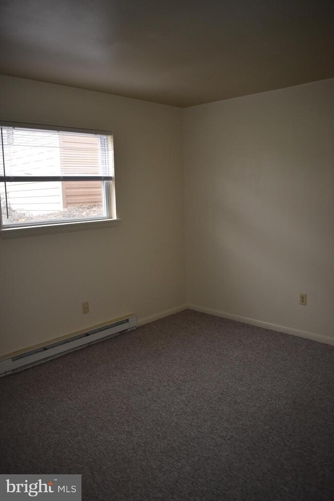 Building Photo - 227 S Antrim Way