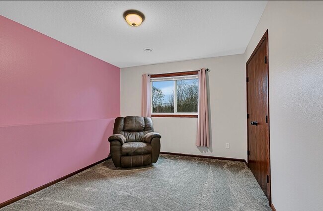 Foto del edificio - 548 11th Ave NE
