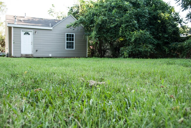 Foto del edificio - Available Now 2 Bedroom 1 bath House!!