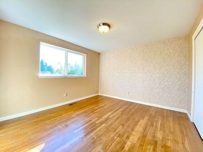 Building Photo - Charming Lake Hills Home in the Heart of Bellevue