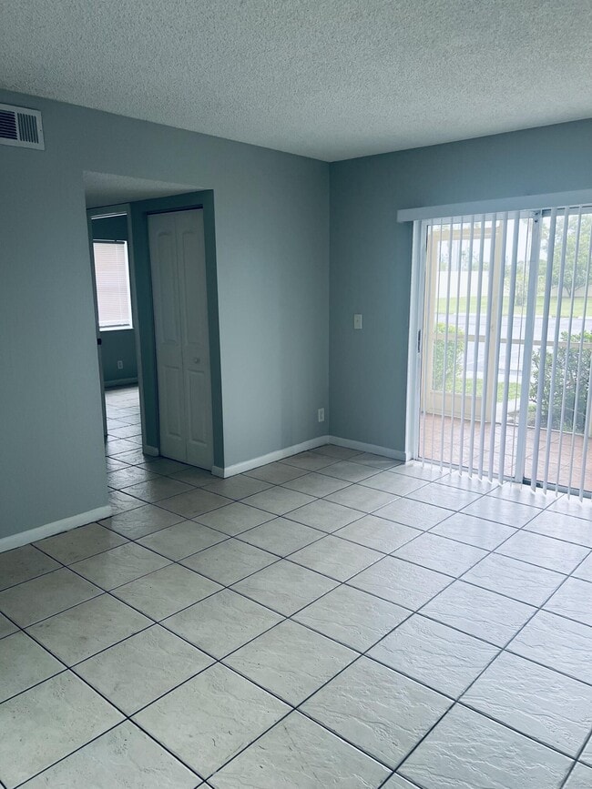 Building Photo - 1564 SE Royal Green Cir