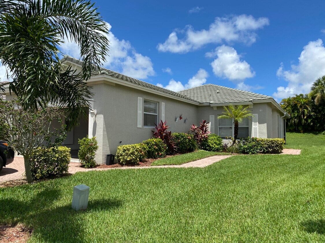 Primary Photo - 582 SW Indian Key Dr
