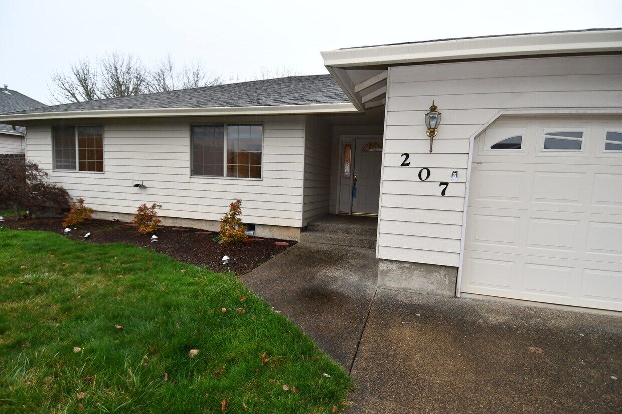 207 Nicholas Ct, Sutherlin, OR 97479 House Rental in Sutherlin, OR