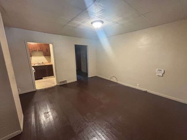 Building Photo - Sweet Single Story Swissvale Living!