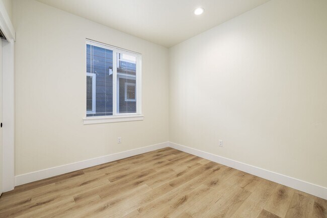 Foto del edificio - Nearly Brand Bew 3+2 apartment with parking!