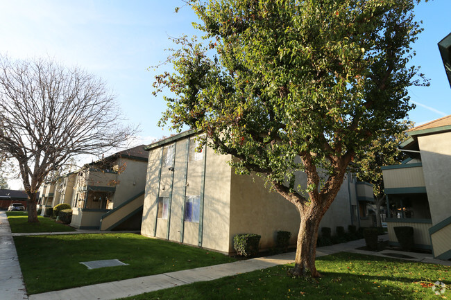 Building Photo - Hunter Pointe & Palms Apartments