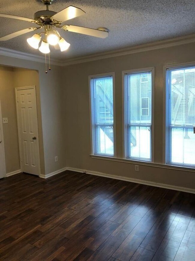 Building Photo - Huge 1 bedroom in Orange Tree complex Cove...