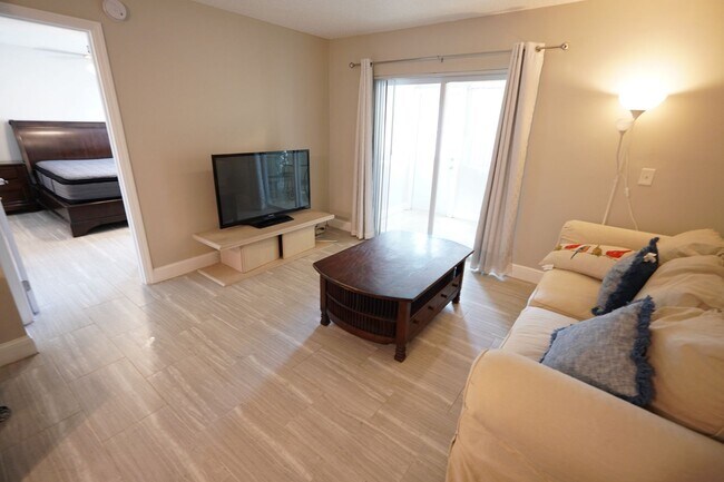 Foto del edificio - 3000 Sunrise Lakes Dr W