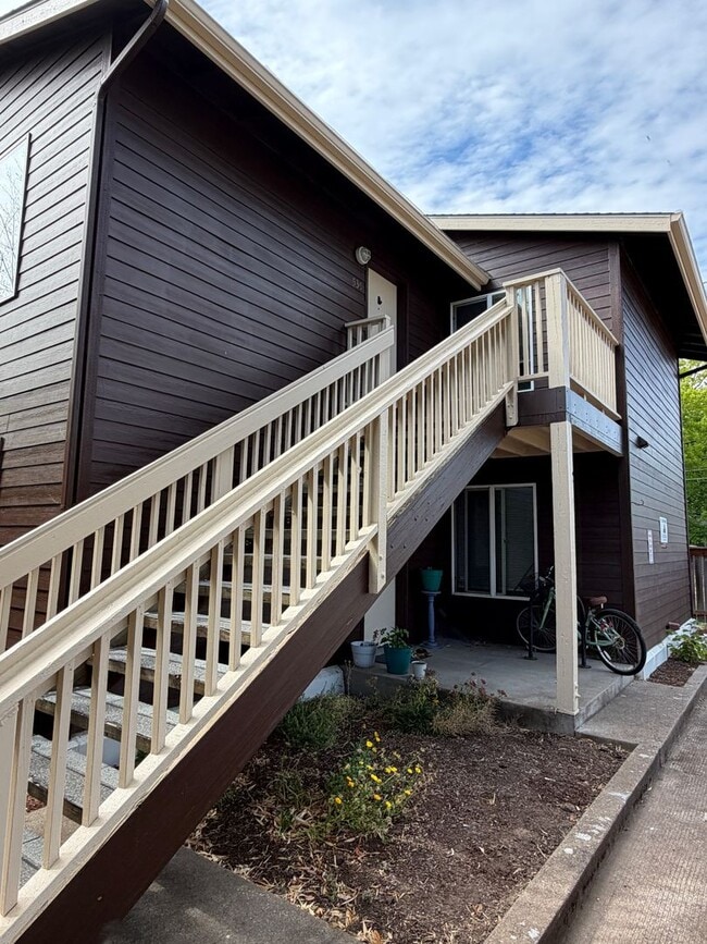 Building Photo - (560) 21st Street Duplex - 2 Bedroom / 2 Bathroom