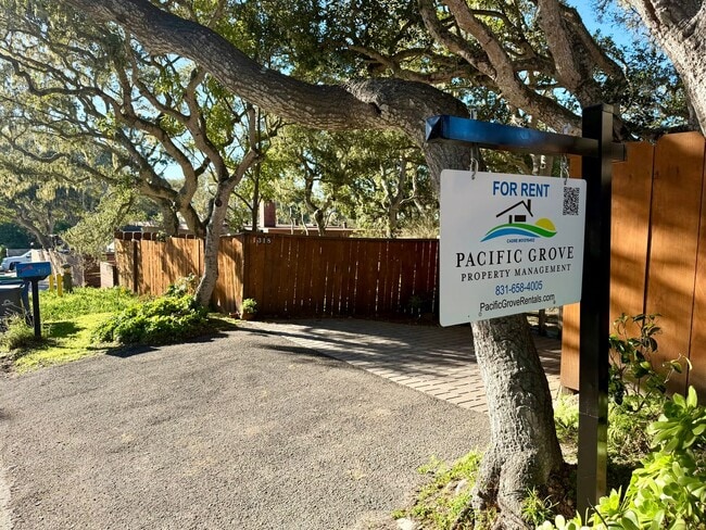 Foto del edificio - Unique 2 bedroom 2 bath home in Pacific Grove!