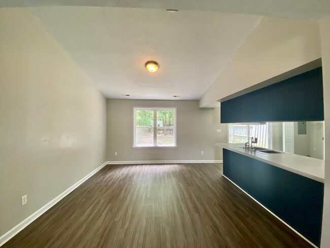 Building Photo - Adorable Town Home The Stables at Horse Cr...