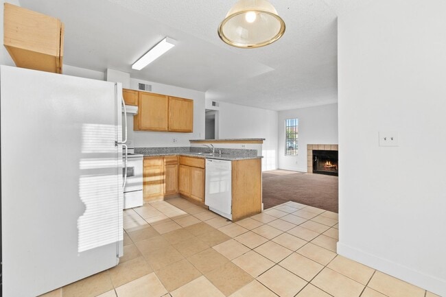 Foto del edificio - Spacious 2-Bedroom Condo with Fireplace – ...