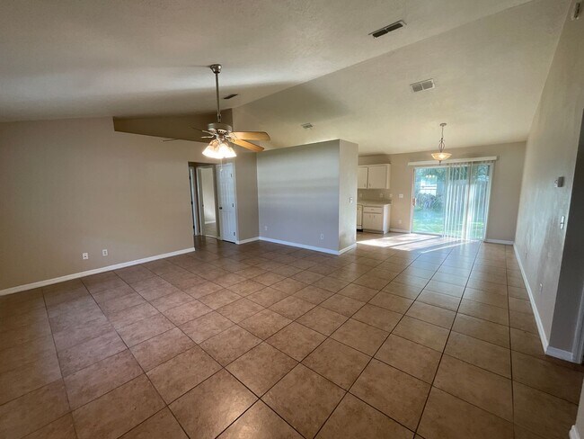 Foto del edificio - *** NOT AVAILABLE TO SHOW BEFORE MAY 15TH *** Great Location - SE Ocala Home 3/2/2 **Won't Last***