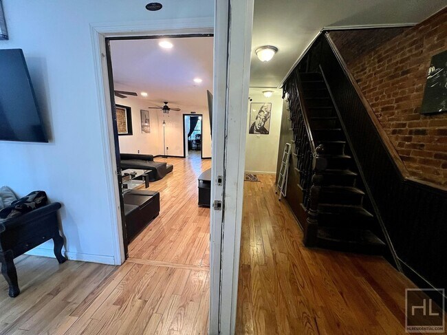 Foto del edificio - 2BR 1BA Garden Level Brownstone w/ Free La...