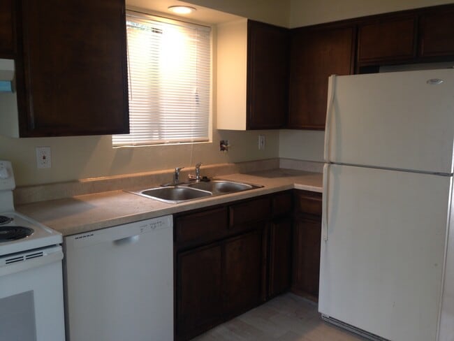 Building Photo - Quincy St Triplex