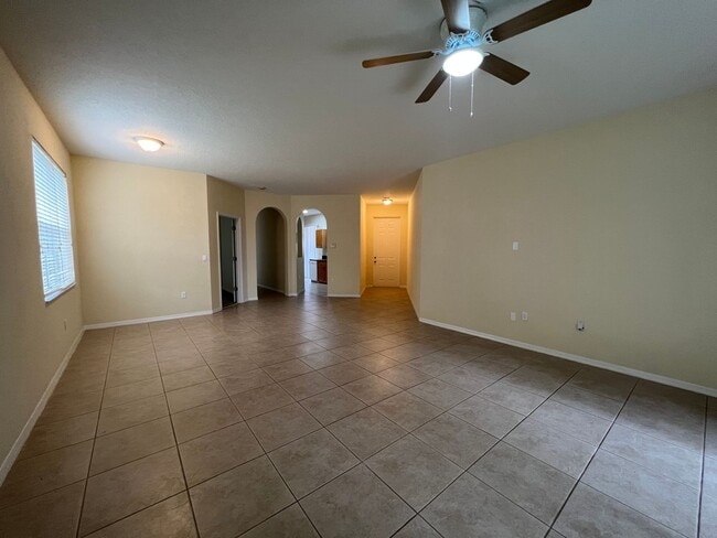 Building Photo - 2 Bedroom with Den, 2 Bath in Lake Forest ...