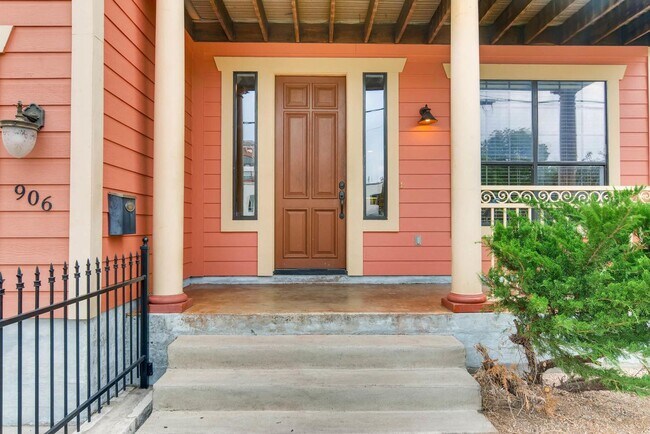 Foto del edificio - 906 Juniper St, Austin, Texas 78702
