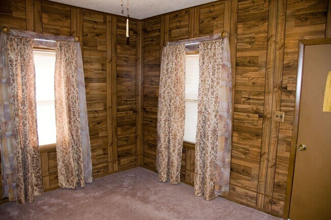 Building Photo - REMARKABLE 2 BED HOME WITH A LOT OF STORAGE