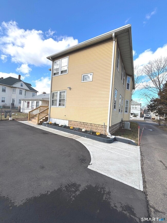 Building Photo - 143 Brown St