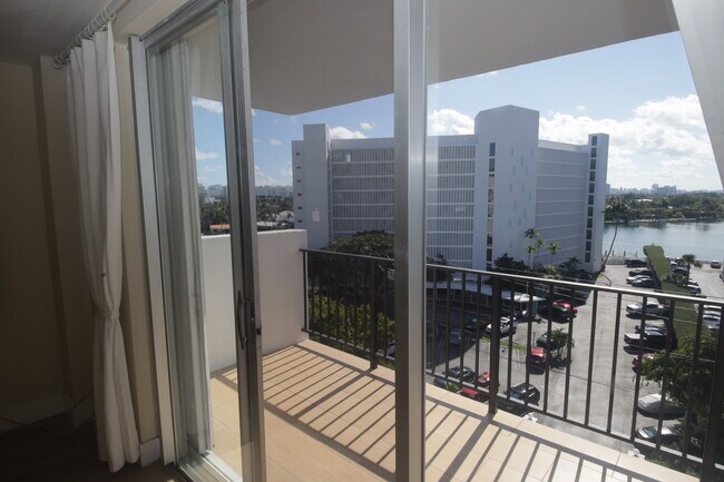 Building Photo - 1001 91st St