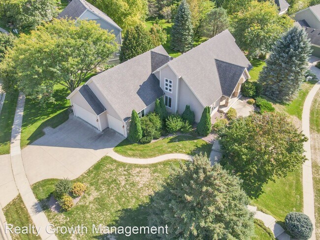 Building Photo - 4 br, 3.5 bath House - 906 Fox Chase Rd SW